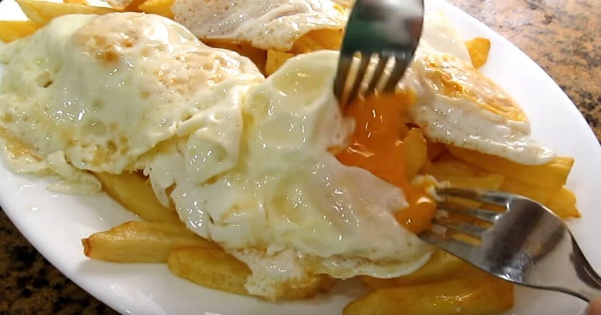Huevos rotos estilo Lucio: cómo hacer los huevos estrellados más famosos de España