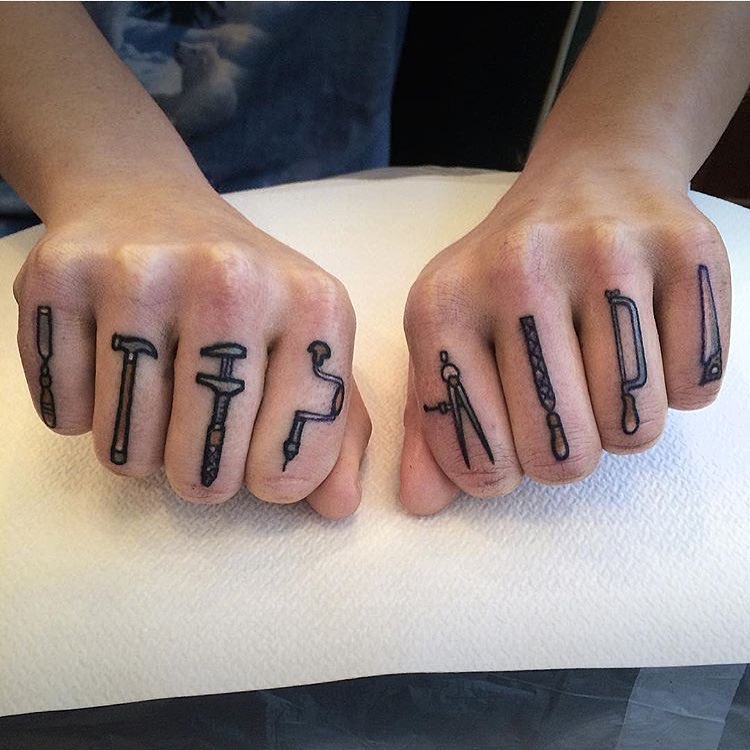 manos tatuadas 
