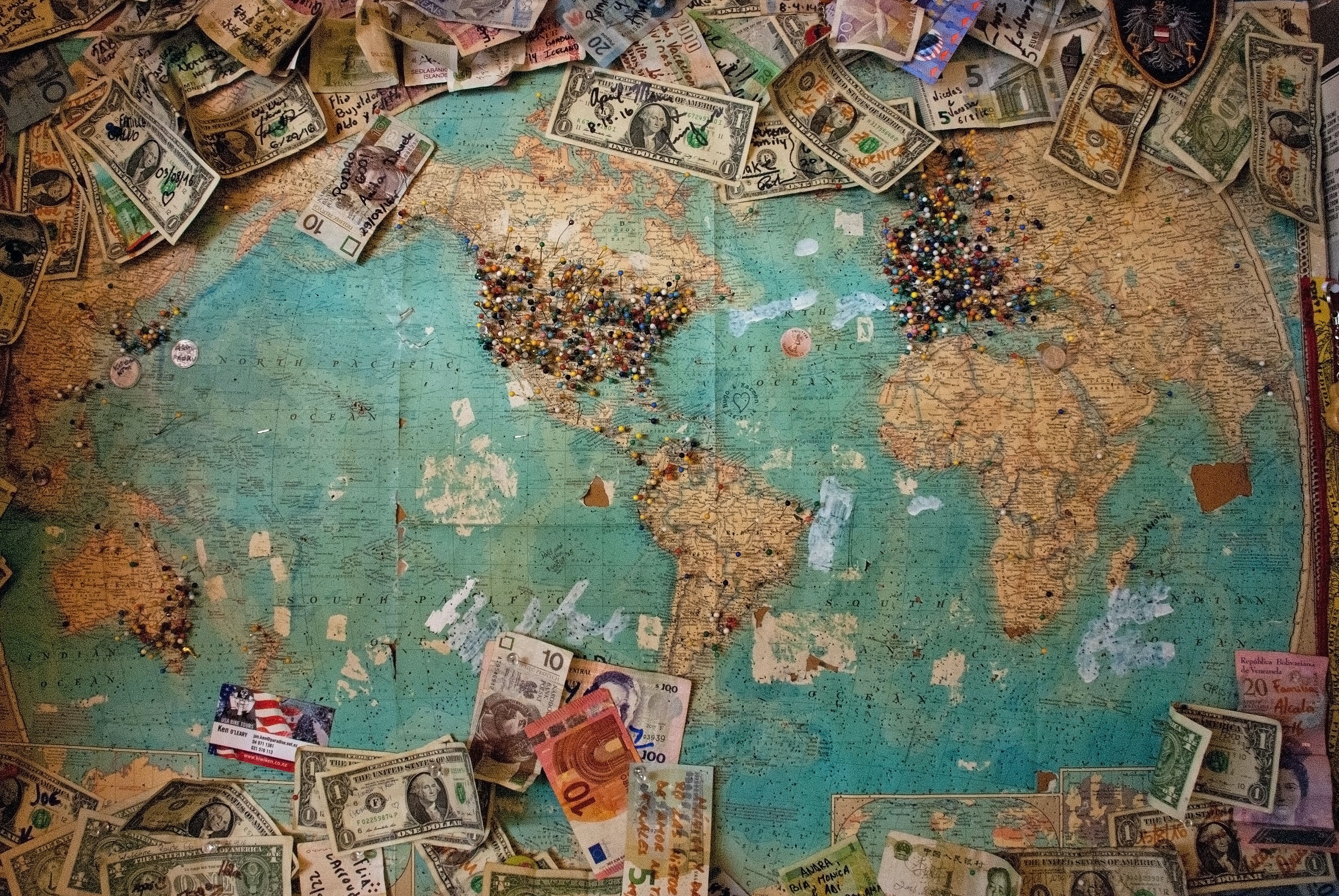mapa con dineros del mundo 