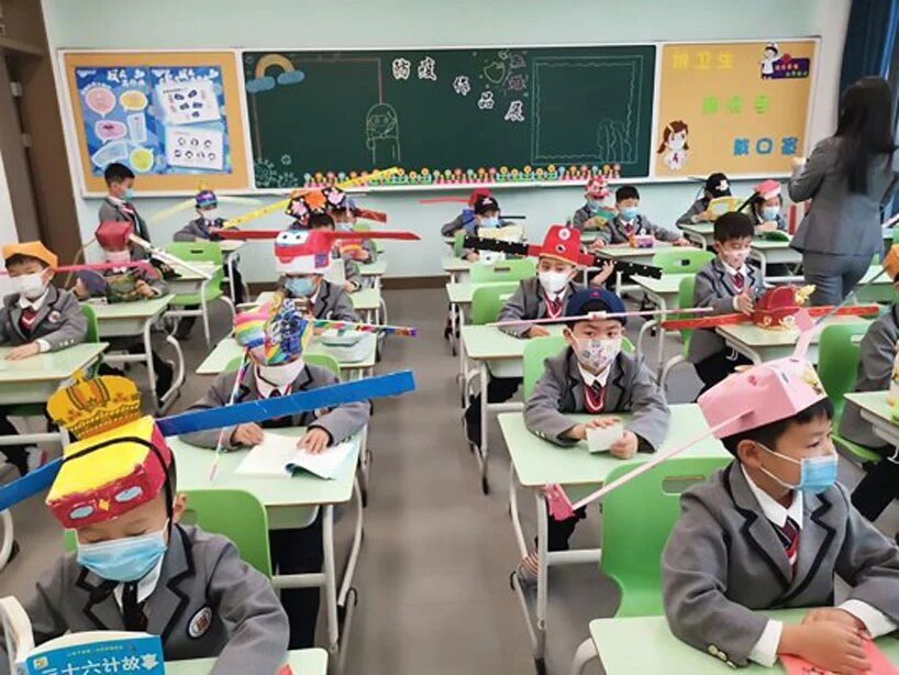 niños con sombreros