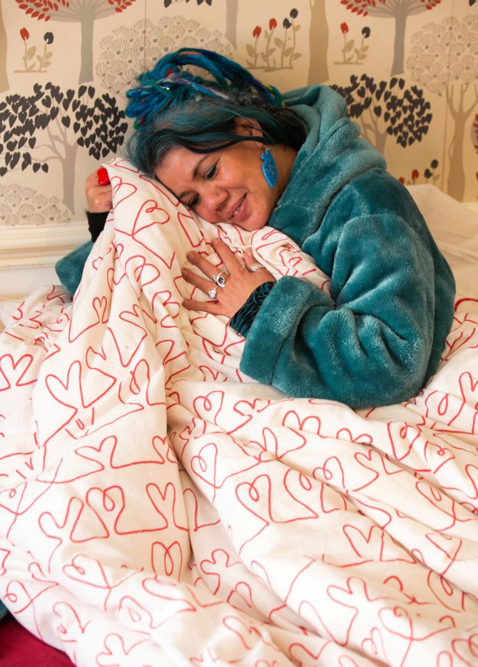cama mujer abrazando manta