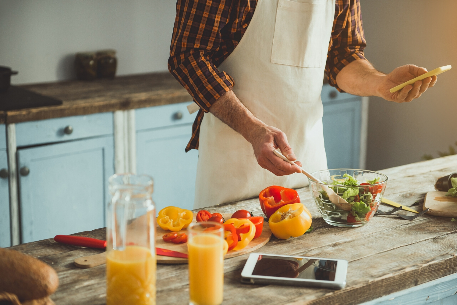 móvil en la cocina