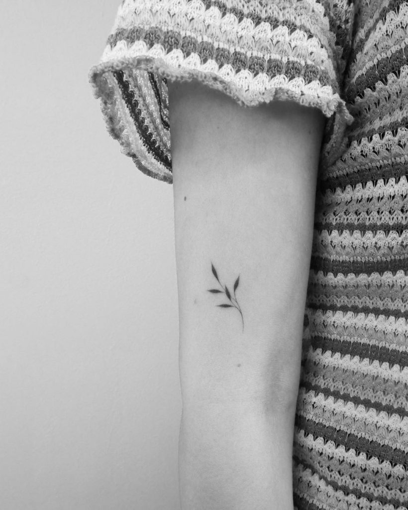 Flor pequeña brazo tatuaje