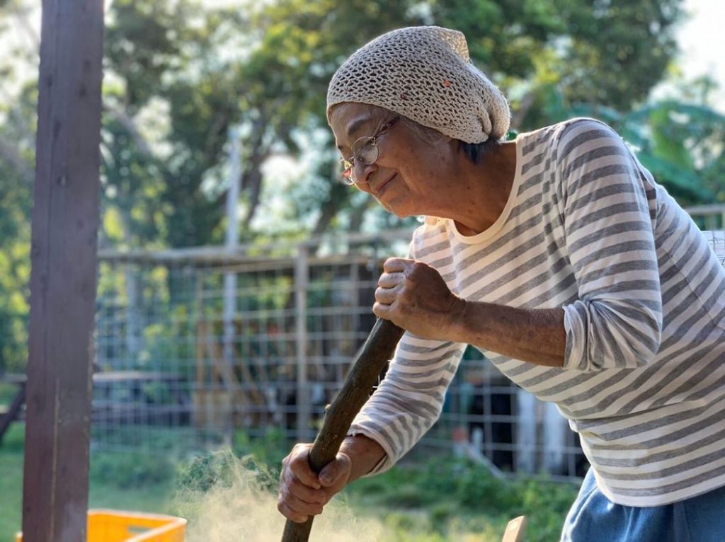 Anciana huerto pueblo japonés longevidad