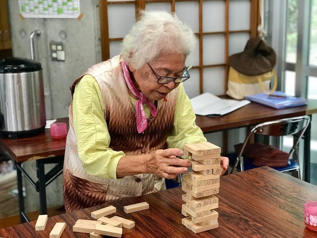 Anciana juego pueblo japonés longevidad