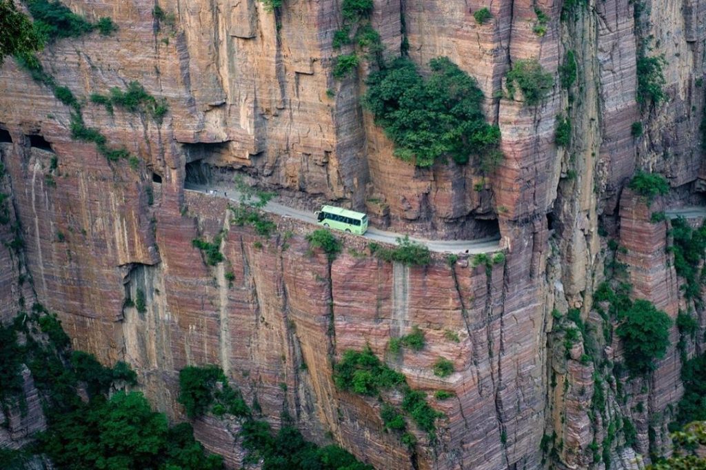 tunel roca carreteras espeluznantes