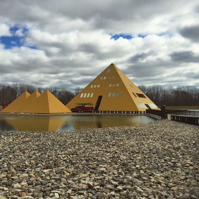 Casa piramide lago