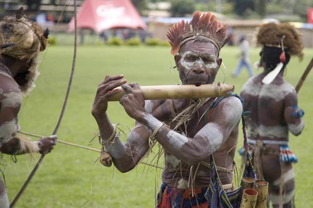 Hombre flauta travesera tradicional