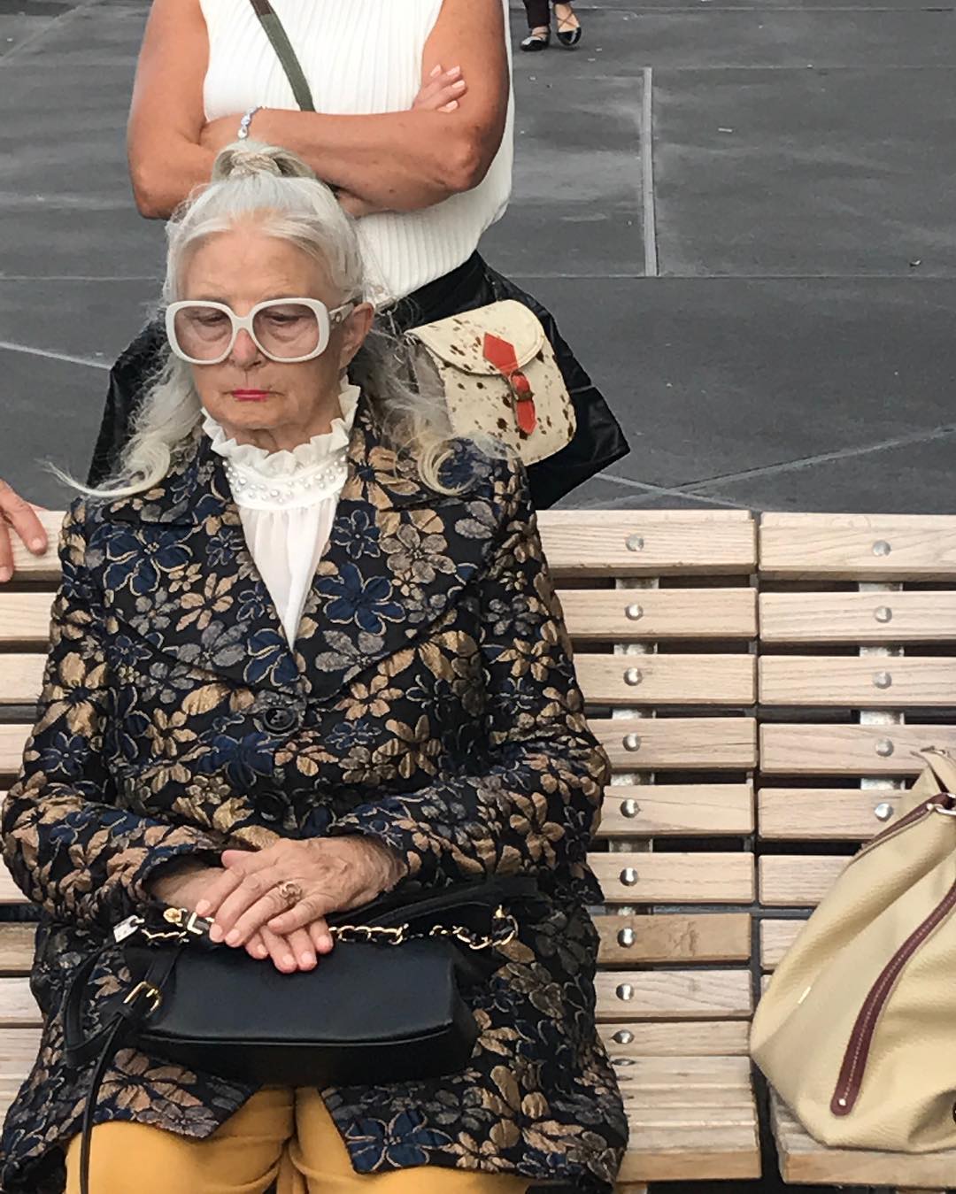 mujer sentada en banco