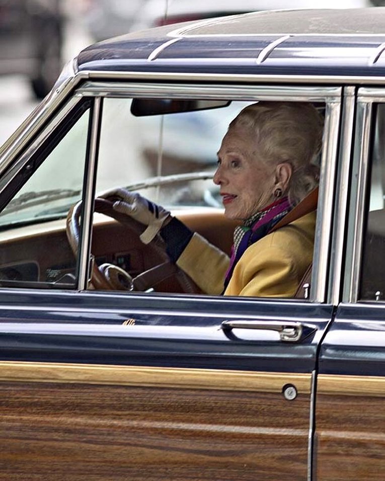 abuela rica conduciendo