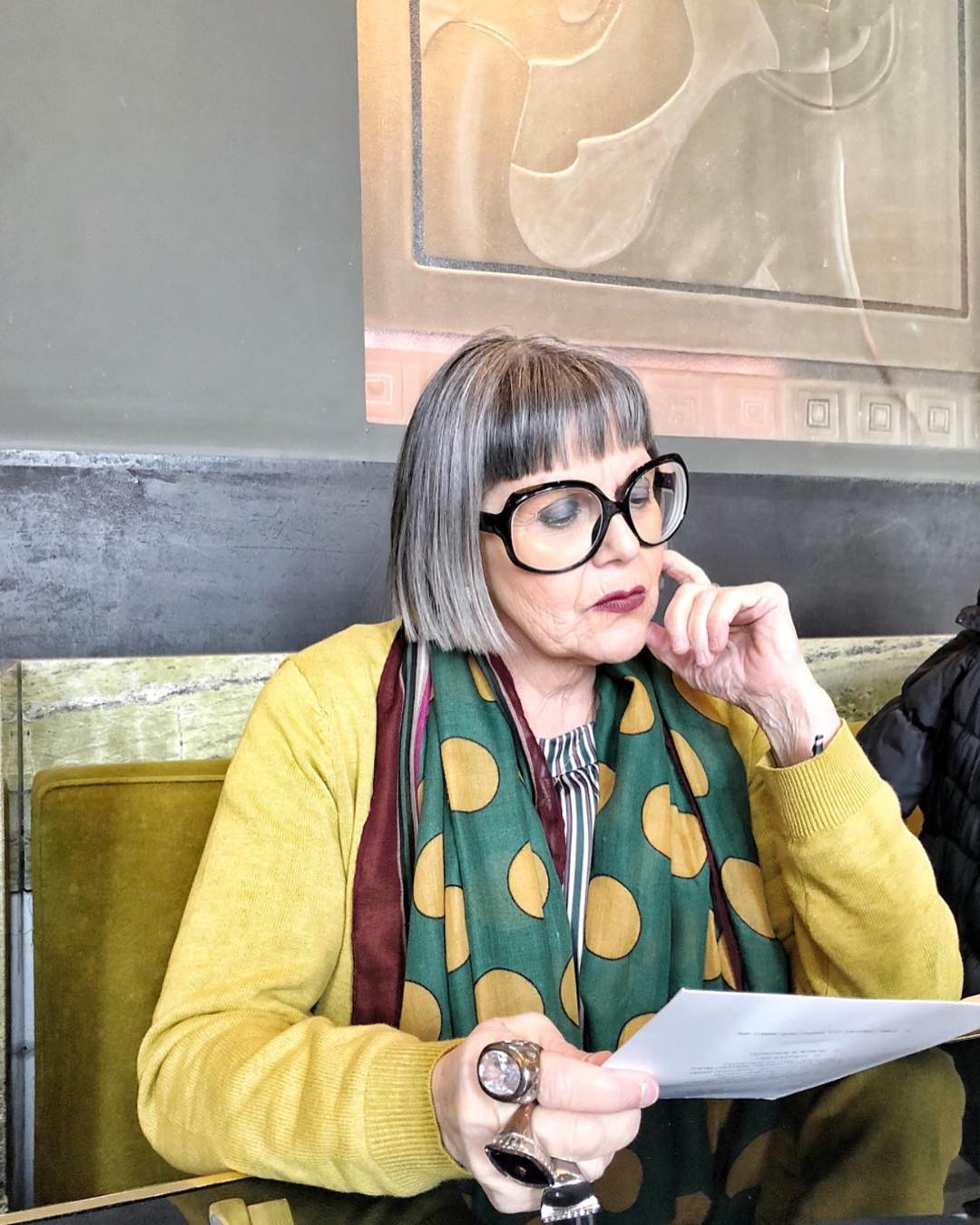 mujer mirando documentación