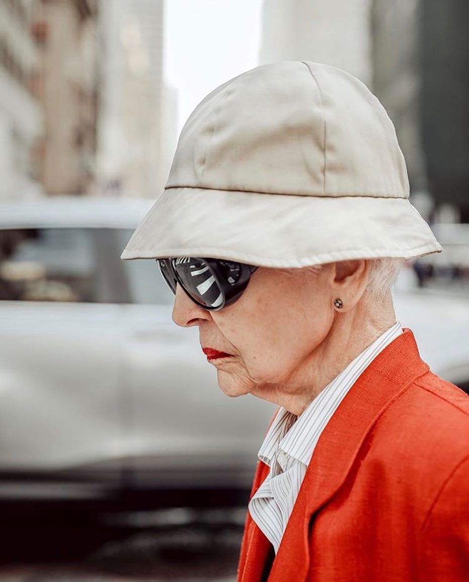 señora paseando por la calle