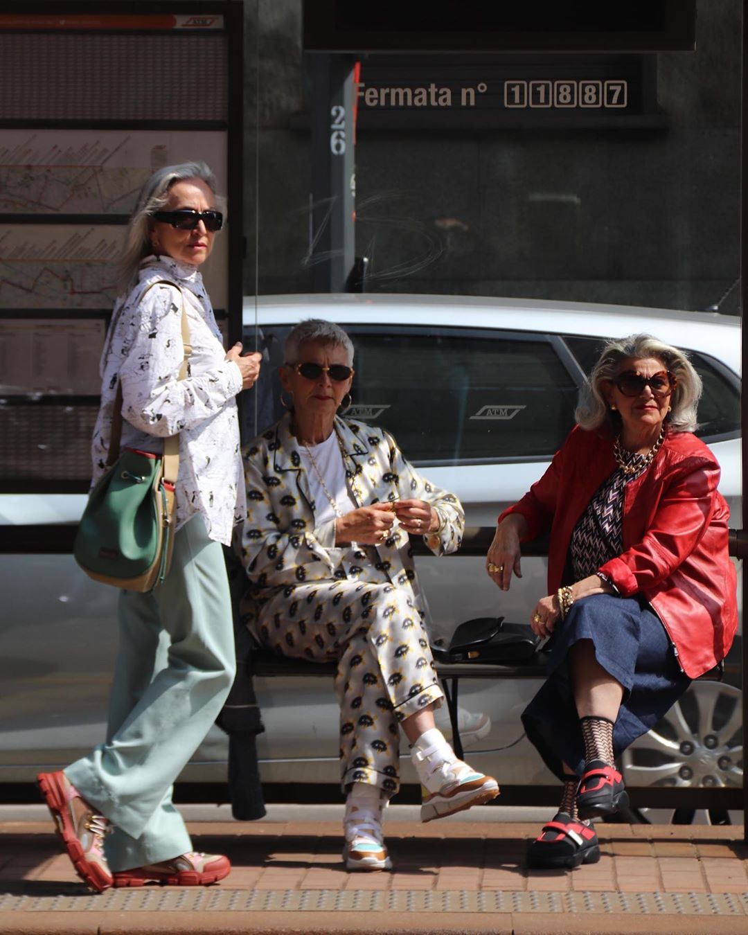 amigas conversando en la para del autobús