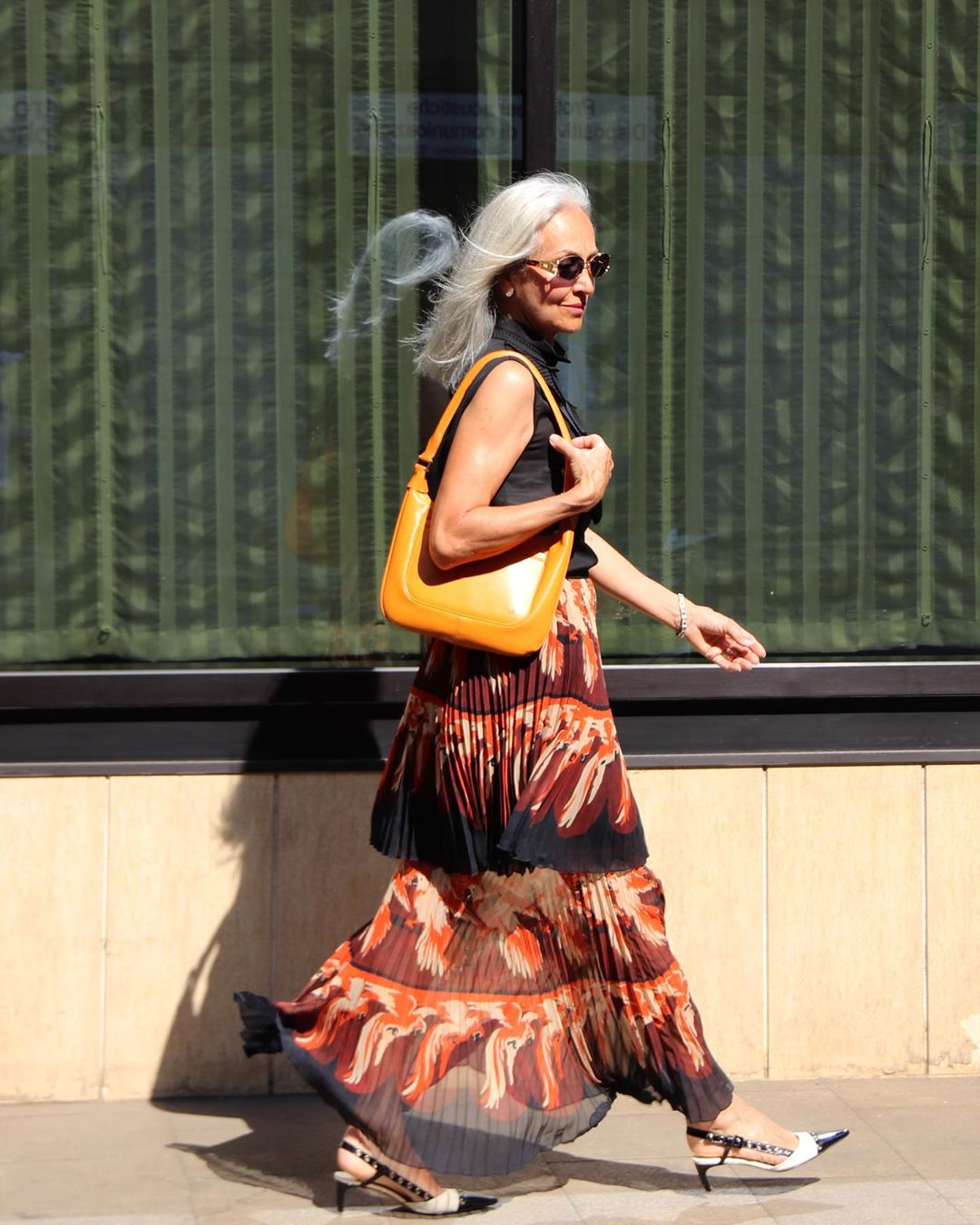 mujer andando por la calle