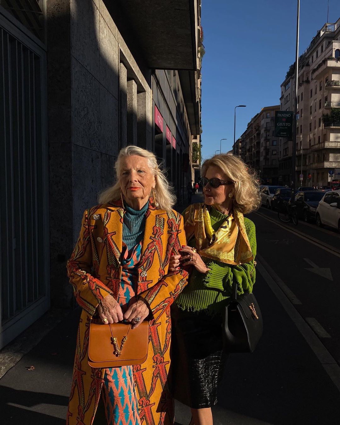 señoras estilosas andando por la calle