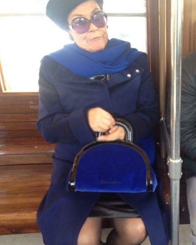 señora rica en el tranvía