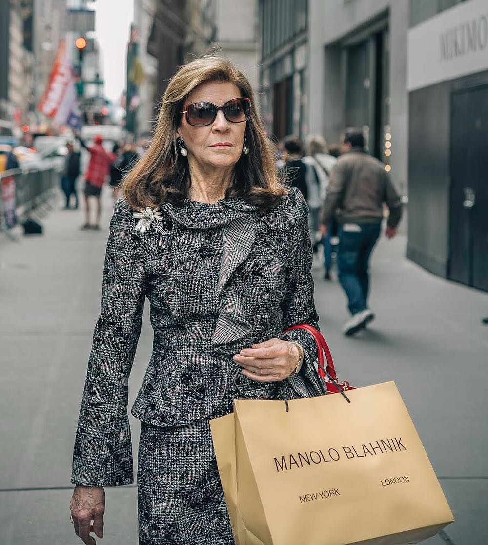 señora con bolsa de Manolo Blahnik