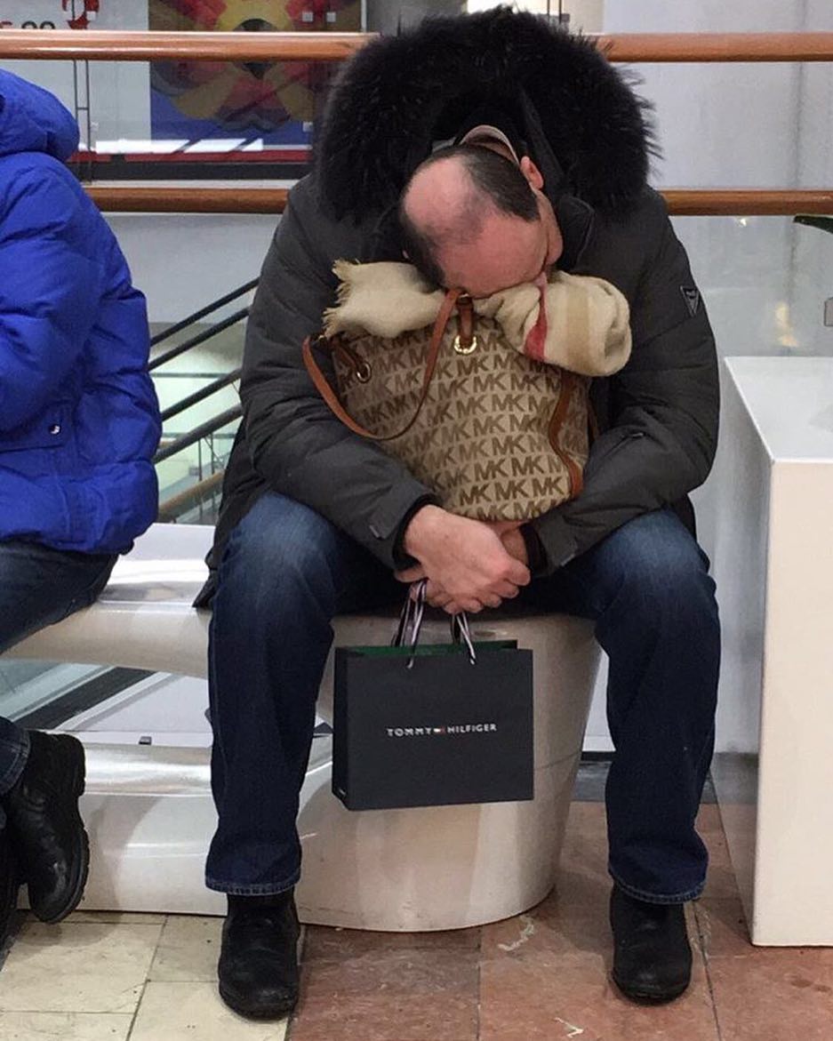 hombre se duerme de compras