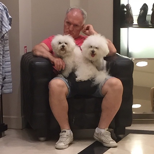 hombre esperando con sus perros