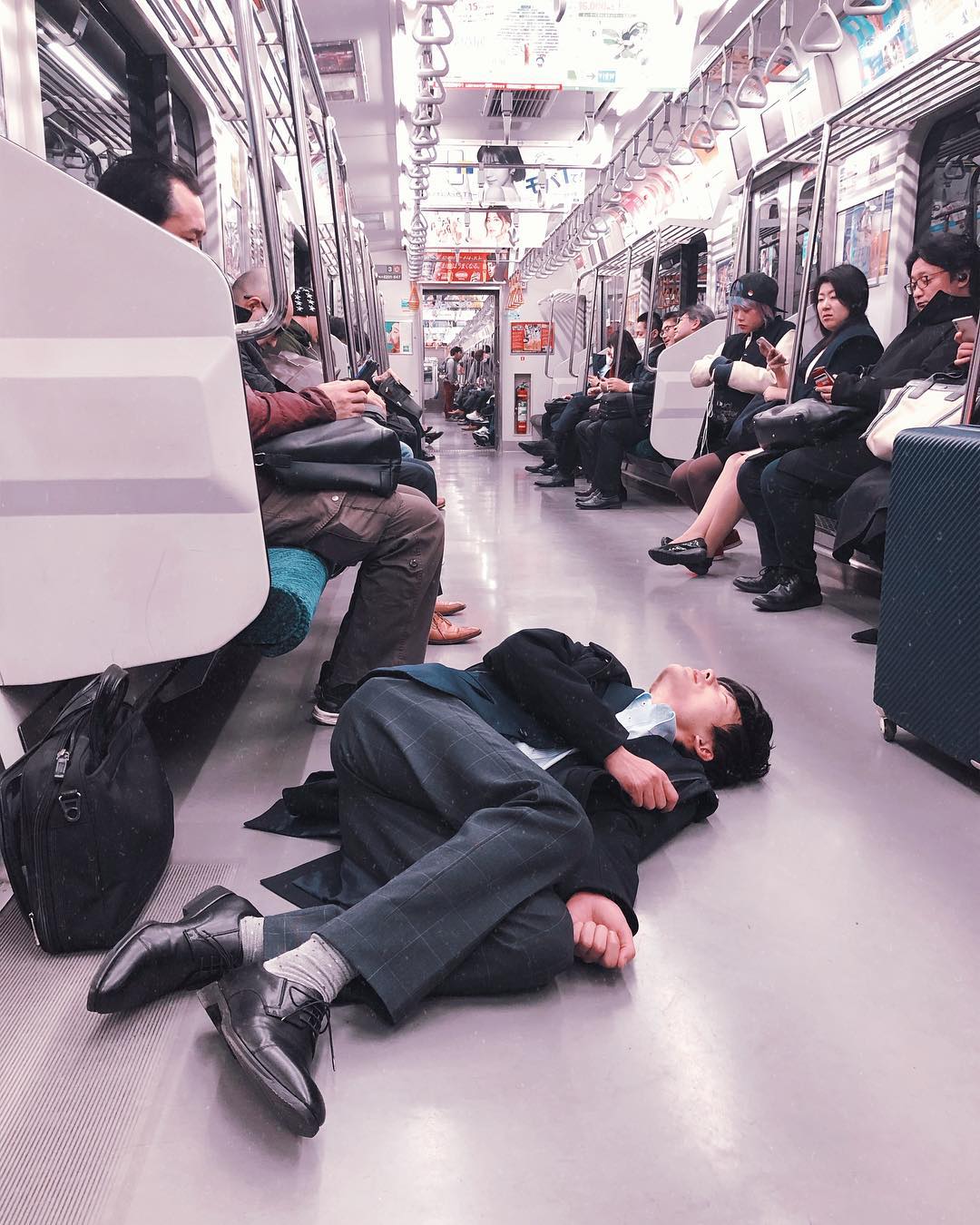 durmiendo en el metro