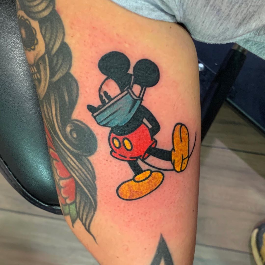 mickey mouse mascarilla tatuaje