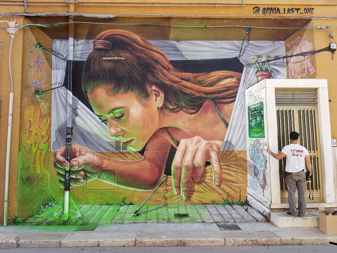 graffiti chica pintando