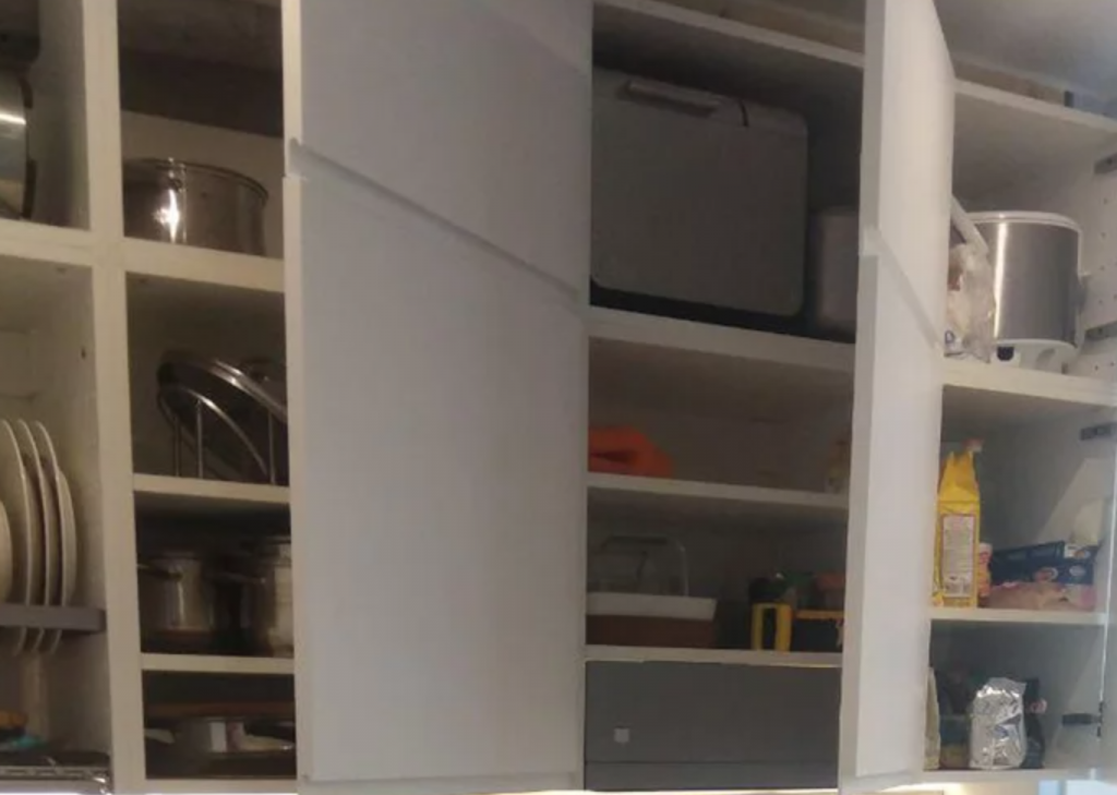 Hace una reforma de una cocina antigua con sus propias manos y el