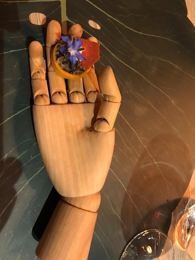 mano articulada con comida