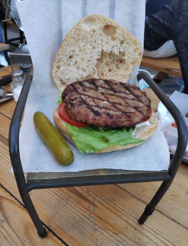 hamburguesa en silla