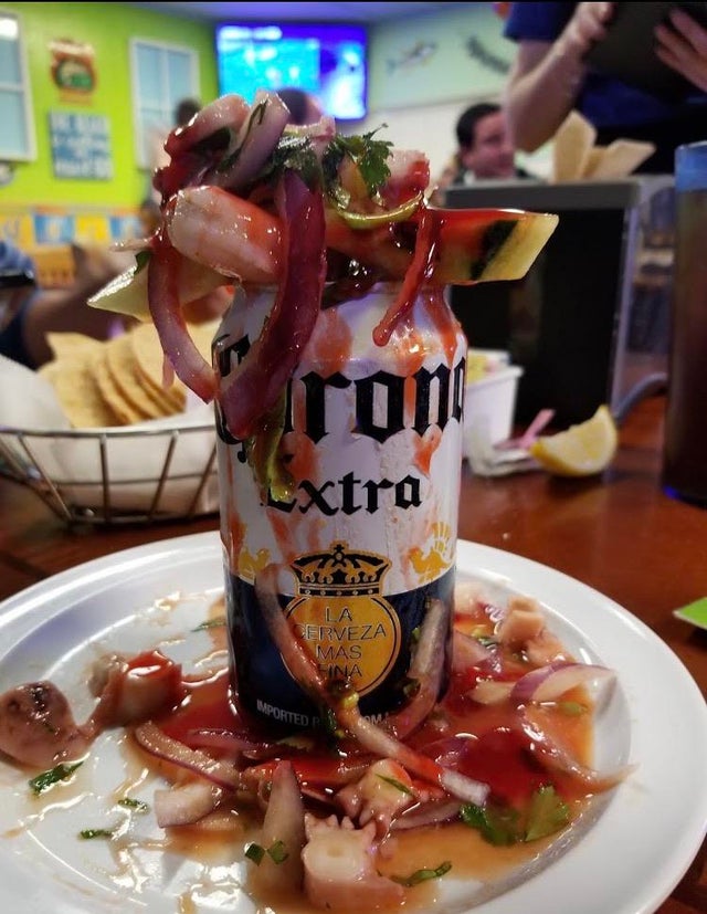 comida servida en botella de corona