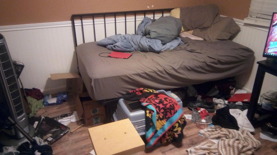 habitación con cama desordenada