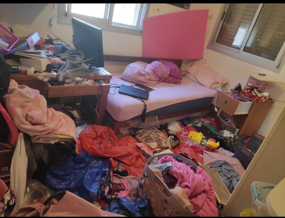habitación rosa desordenada