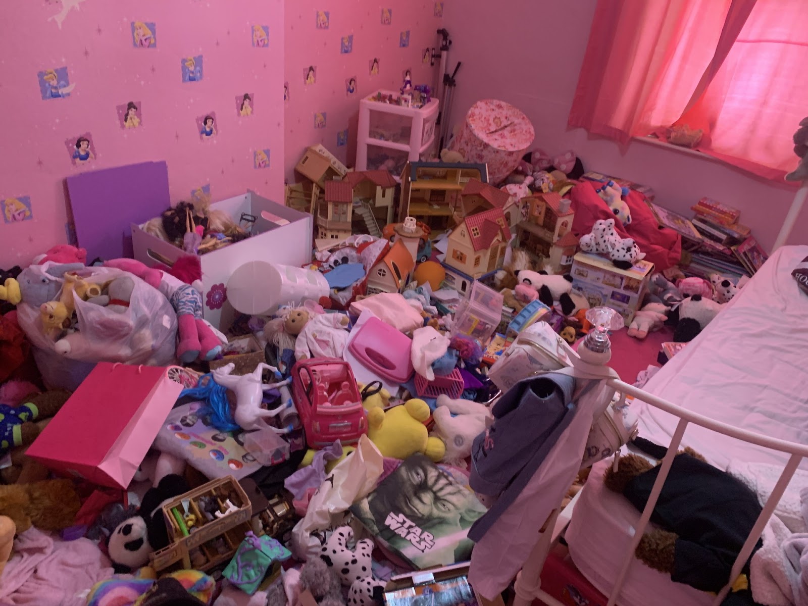habitación rosa desastre total