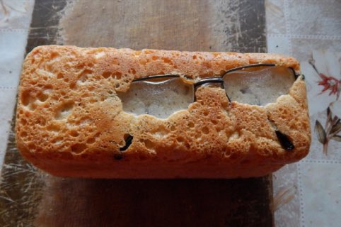 pan con gafas dentro