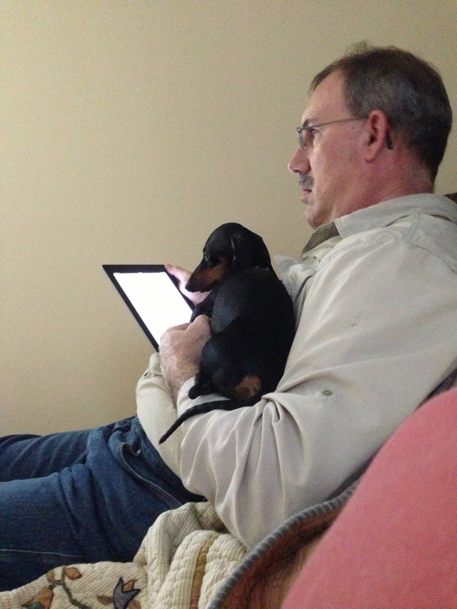 padre con perro leyendo