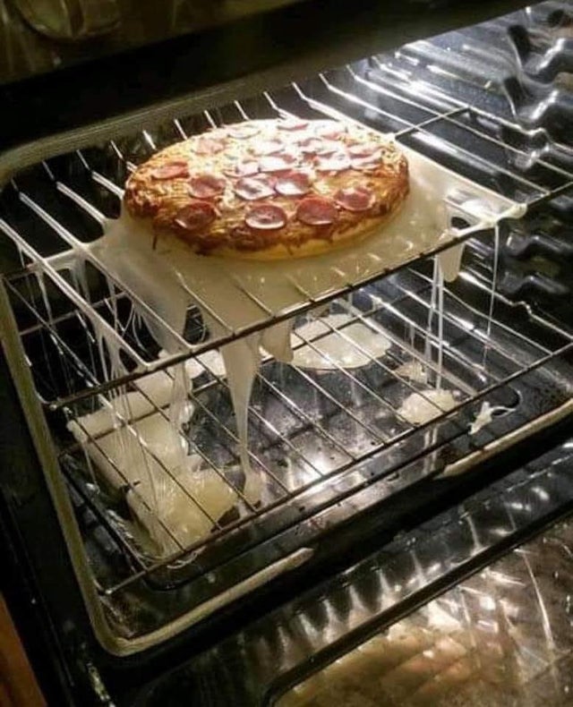 pizza con queso por abajo