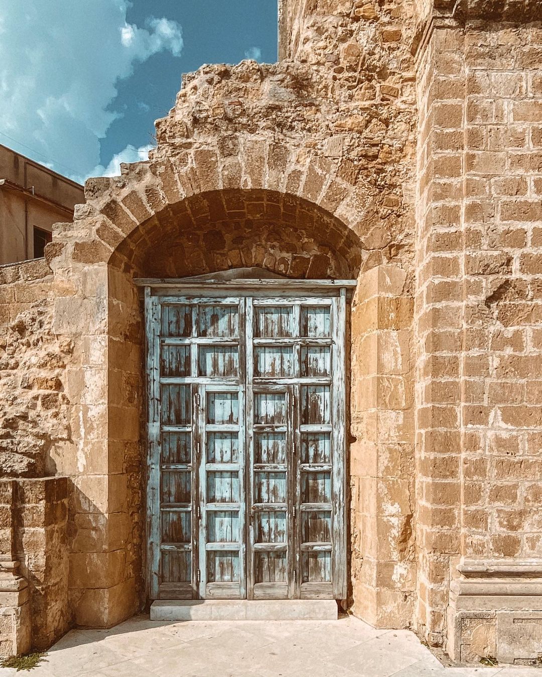 puerta antigua en salemi