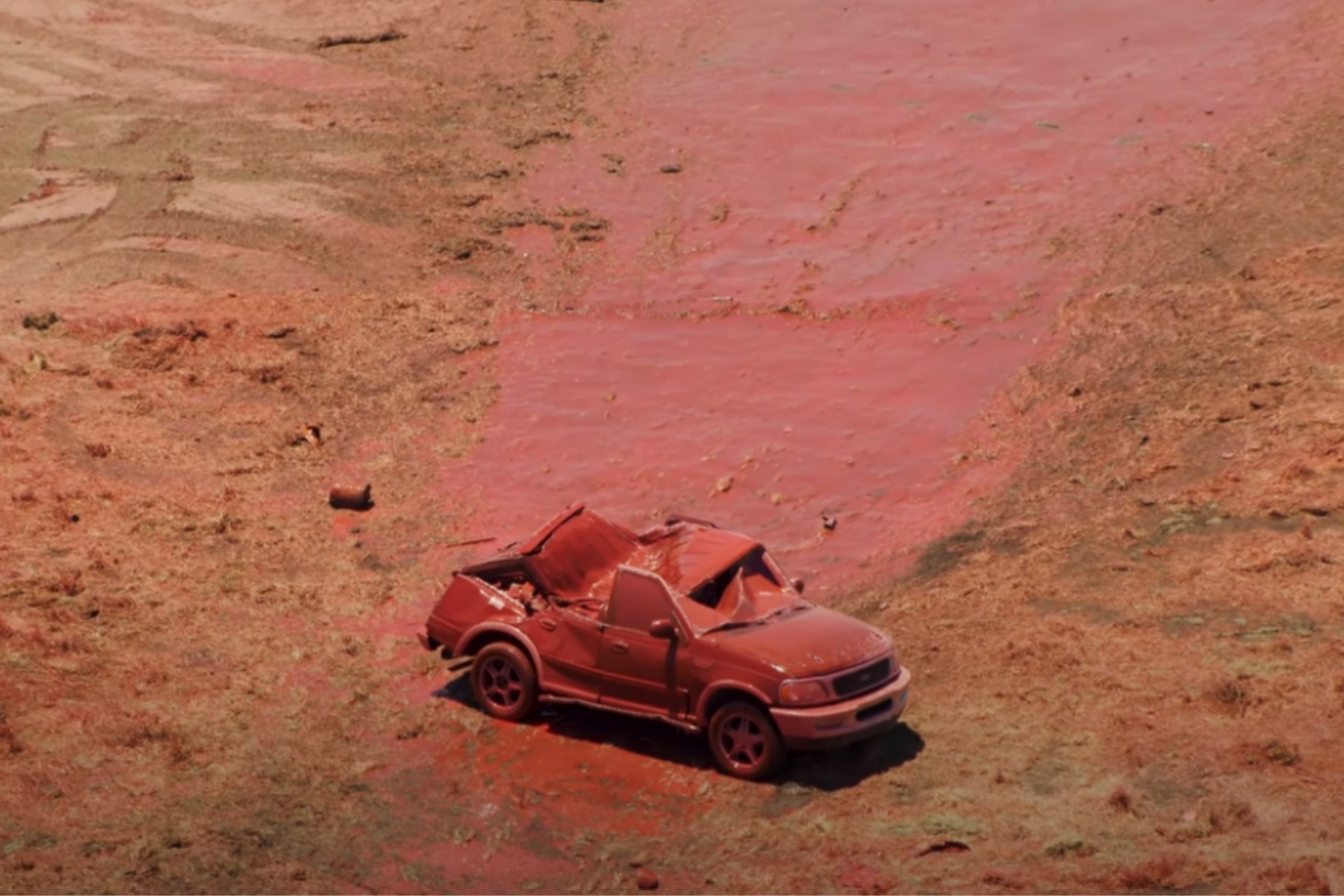 coche destrozado teñido de rojo