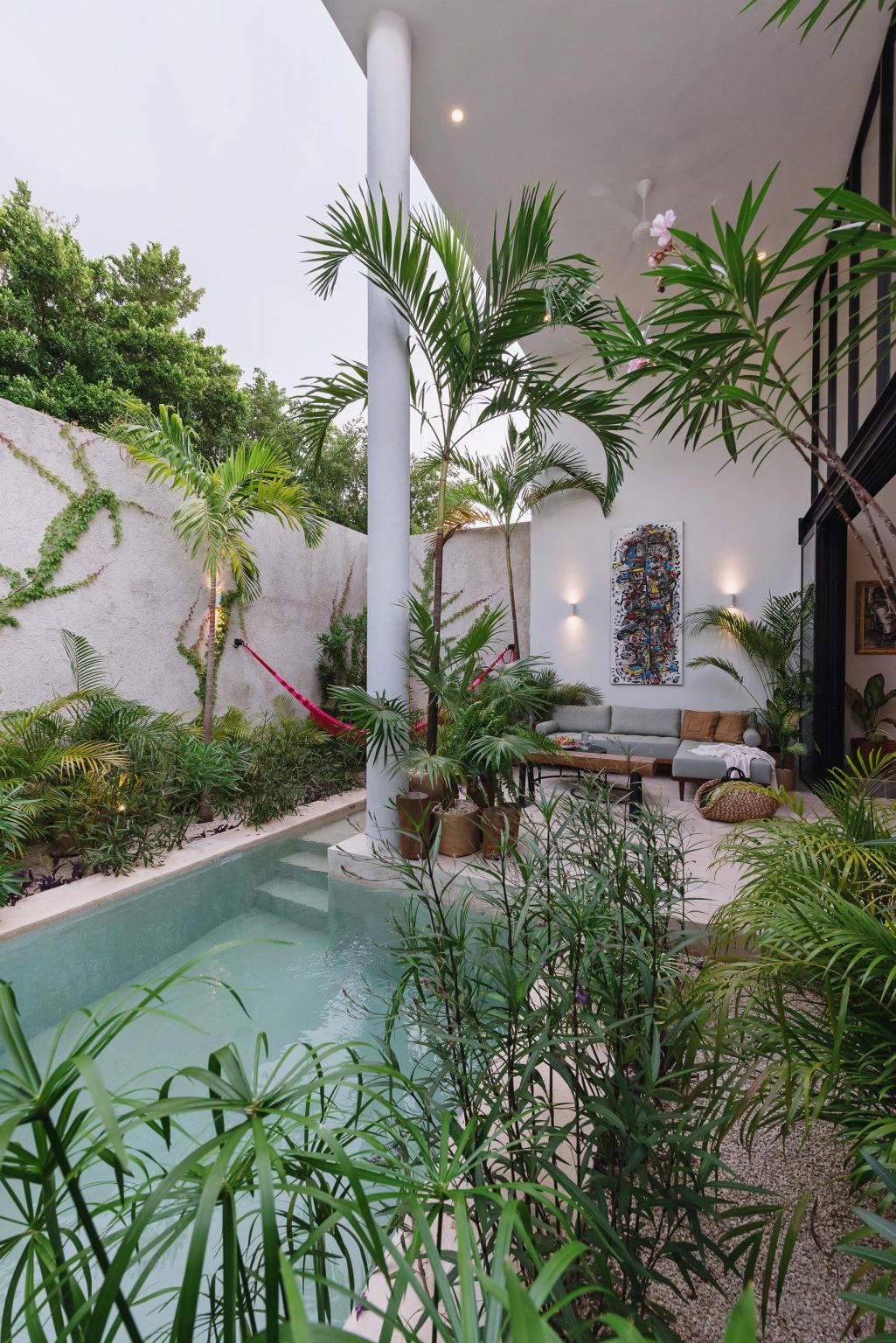 piscina con vegetación