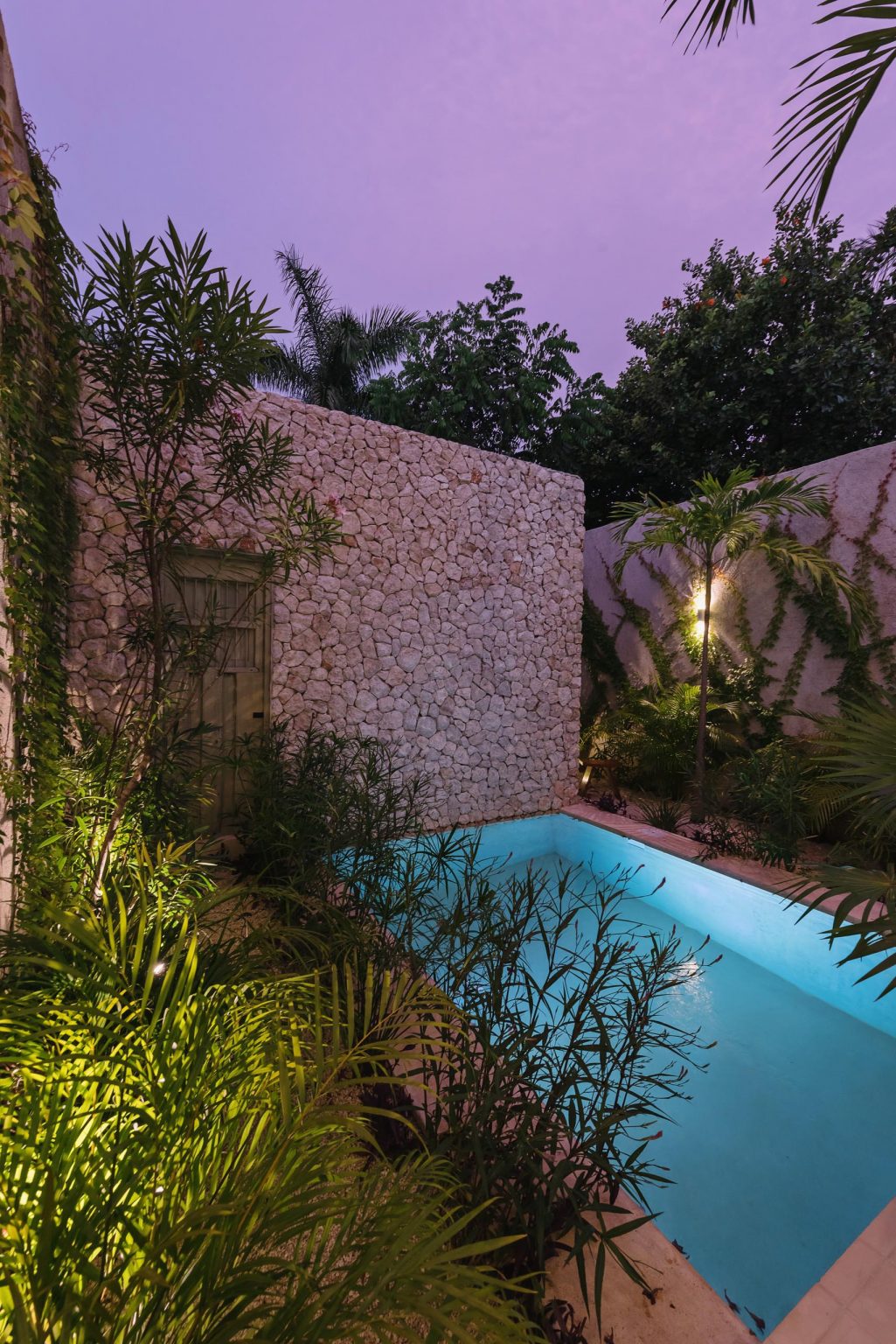 iluminación nocturna de piscina