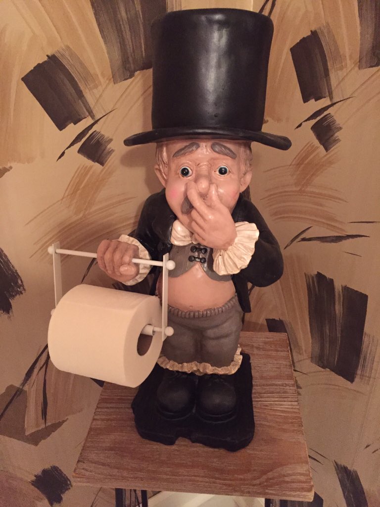 hombre papel higienico