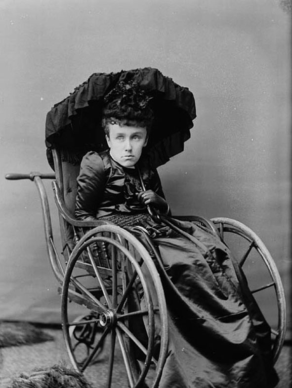 mujer en silla de ruedas 