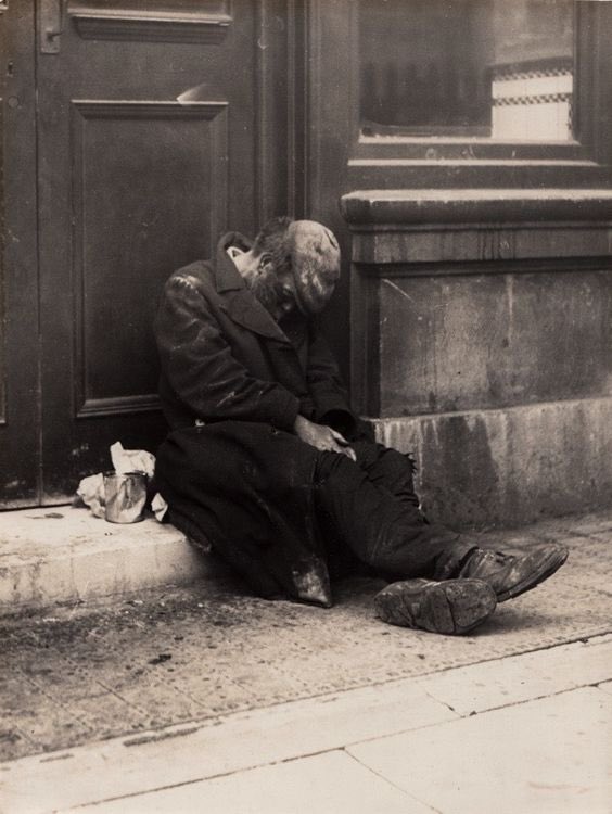 vagabundo durmiendo en la calle