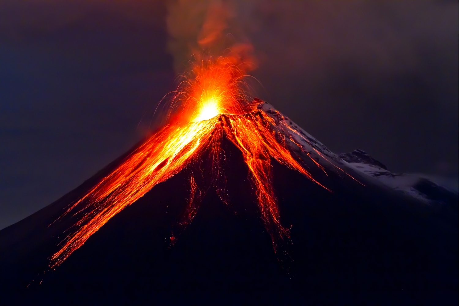 volcán en erupción