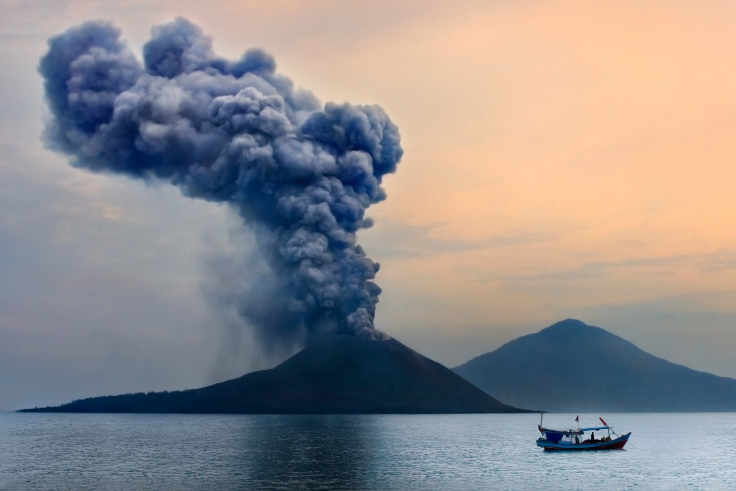 columna de humo de volcán