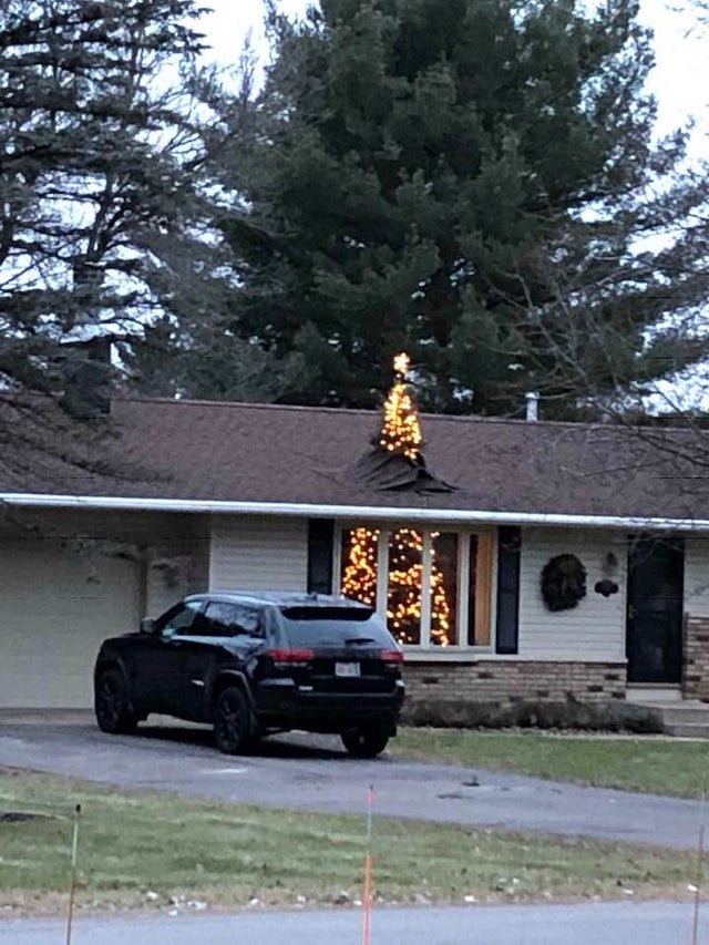 arbol navidad atraviesa tejado