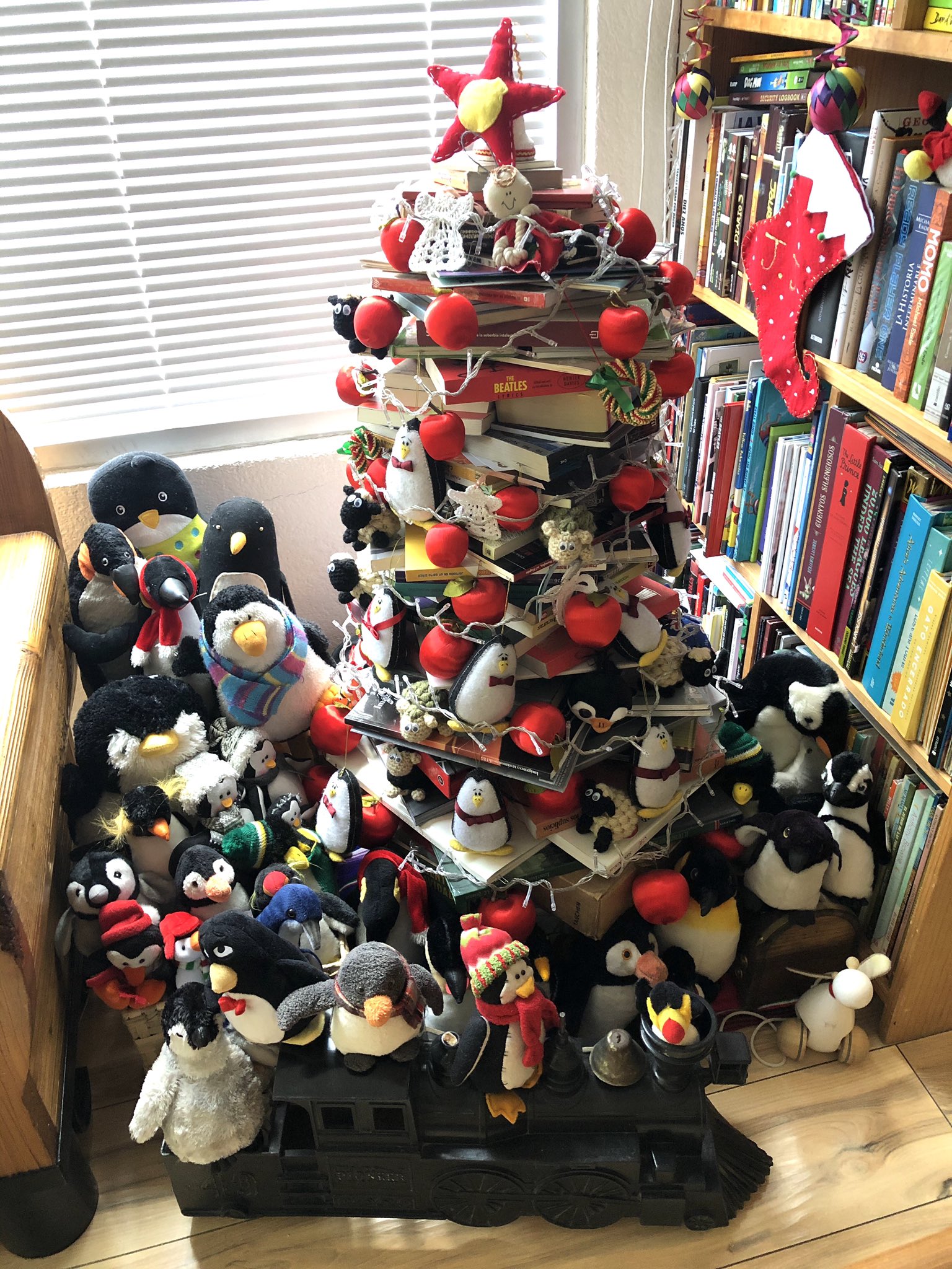 arbol navidad con libros y pinguinos