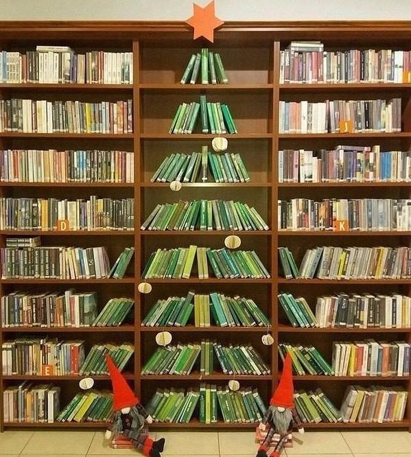 arbol navidad hecho con libros