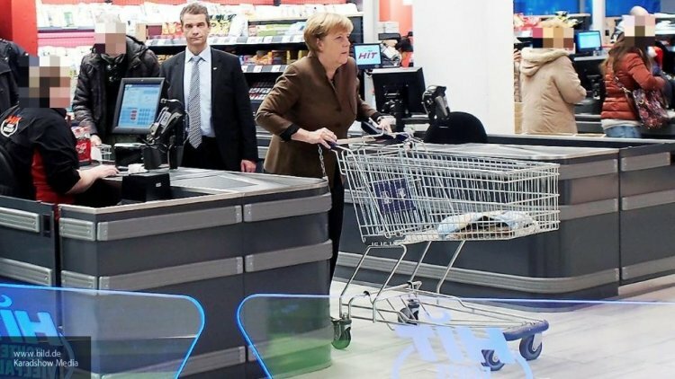 Angela Merkel haciendo la compra