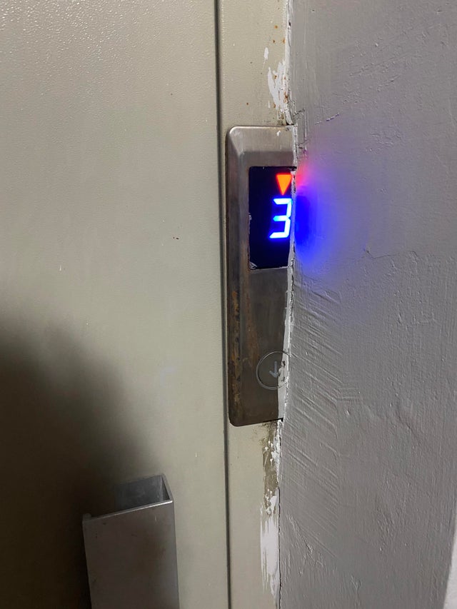 botón del ascensor tras la pared